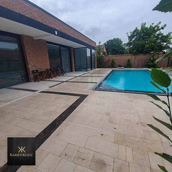 beli sečeni kamen oko bazena