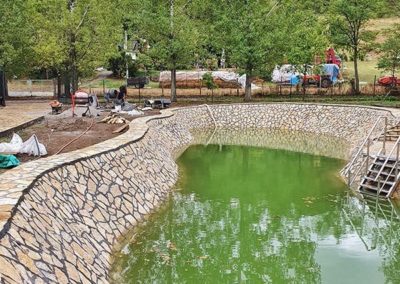 Prirodni kamen plaža jezera Novi Sad