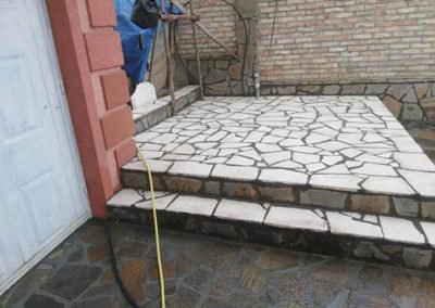 Prirodni kamen u dvorištu novi sad