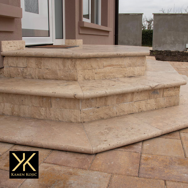 noche stepenice od travertina