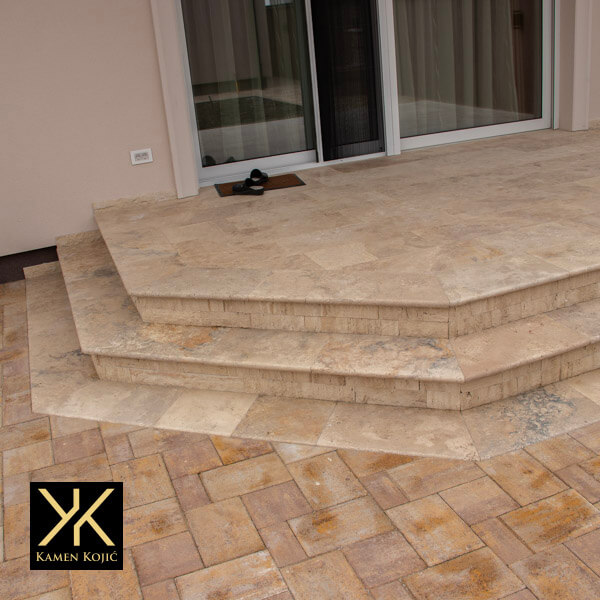 noche travertin stepenici u dvorištu
