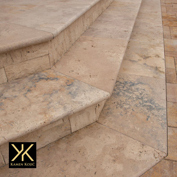 stepenice za dvorište od travertina